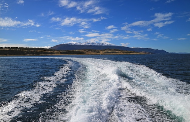 Acqua schiumogena a poppa della nave da crociera, canale beagle, ushuaia, terra del fuoco, argentina