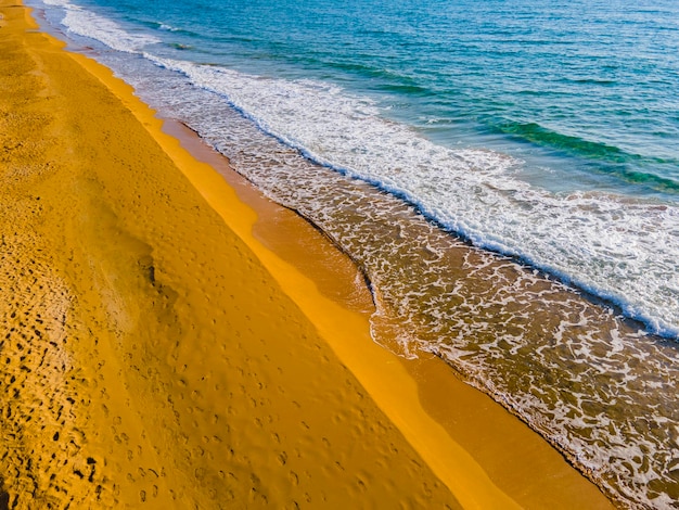пенистые волны на берегу моря с линейной перспективой