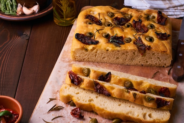 Focaccia klassiek italiaans brood met rozemarijn en zongedroogde tomaten