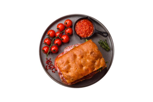 Focaccia met salami kaas tomaten roekel zout specerijen en kruiden