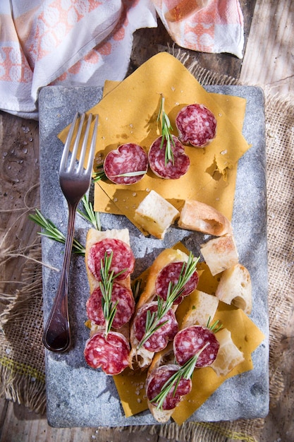 Foto focaccia e salame