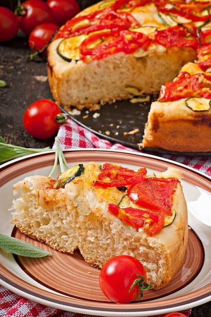 Focaccia con pomodori e aglio