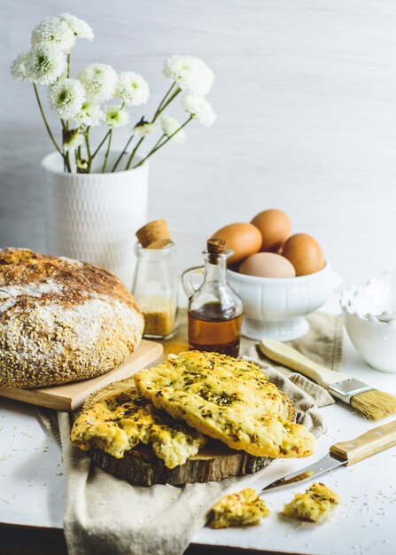 Foccacia, flatbread, wat eieren, olie, sesam.