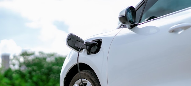 Focus close-up ev-auto en oplader met wazige achtergrond voor progressief concept