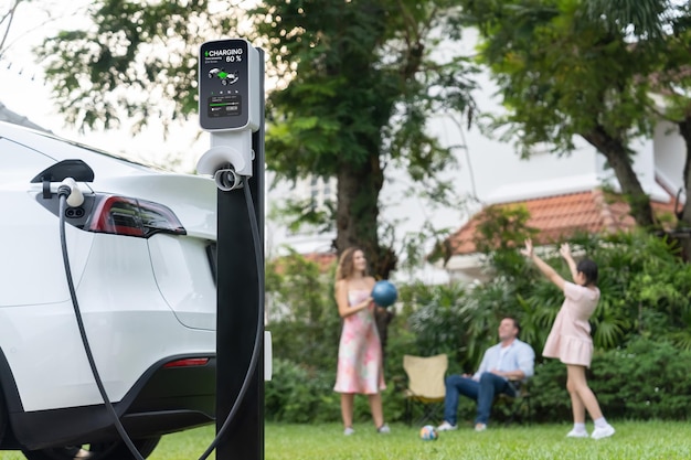 写真 フォーカス ev ステーションのバッテリーを充電する ev カーを昧なファミリーシンクロノで充電する