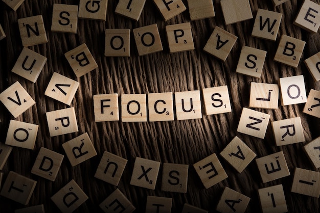 FOCUS-fontconcept voor houten tegels