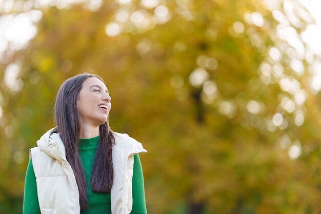 公園で幸せな白人の若い女性に焦点を当てる