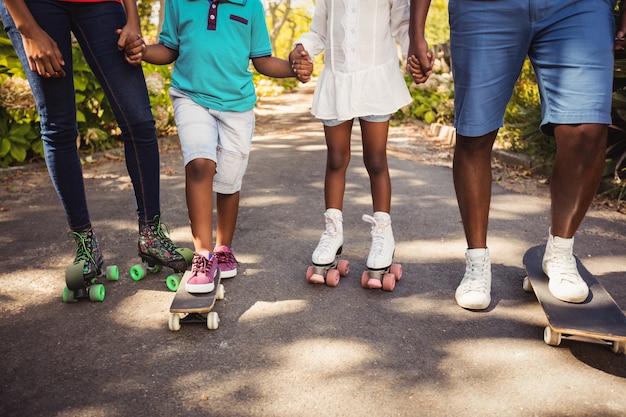 Concentrarsi sulle gambe della famiglia