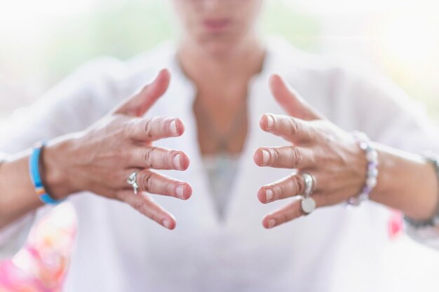 Foto concentrati sul gesto della mano di meditazione