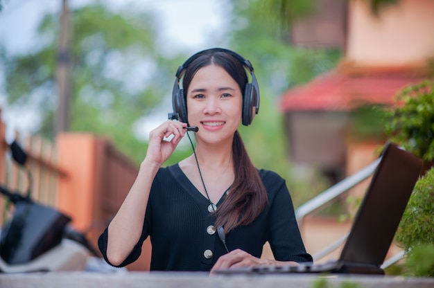 Focus microfoon Aziatische vrouwen werken vanuit huis callcenter service raadplegen ondersteuning, Business Work nieuwe normaal