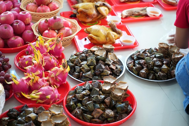 Photo focus on nian gao dessert of chinese new year celebration among by fruits and steam chicken