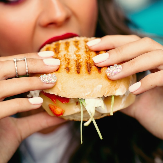 Focus op de handen van de vrouw met perfecte manicure met heerlijke cr