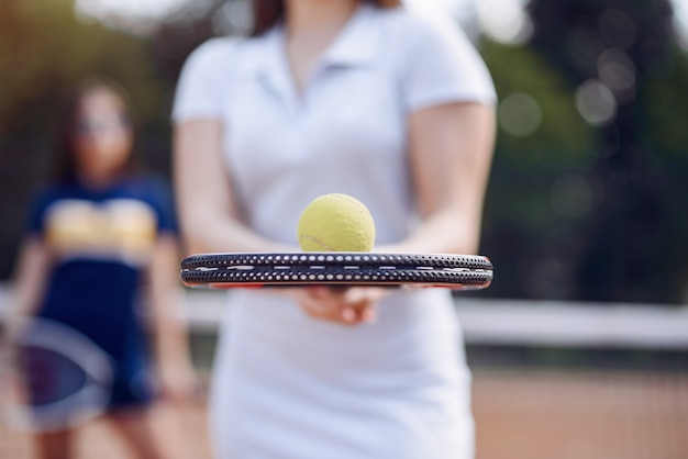 Focus op een racket met een bal