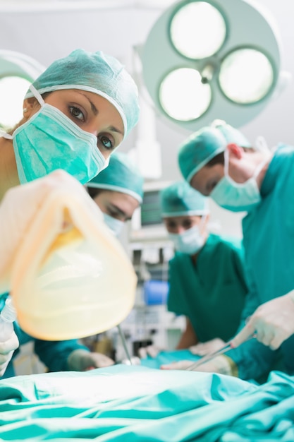Focus op een verpleegster die een anesthesiemasker draagt