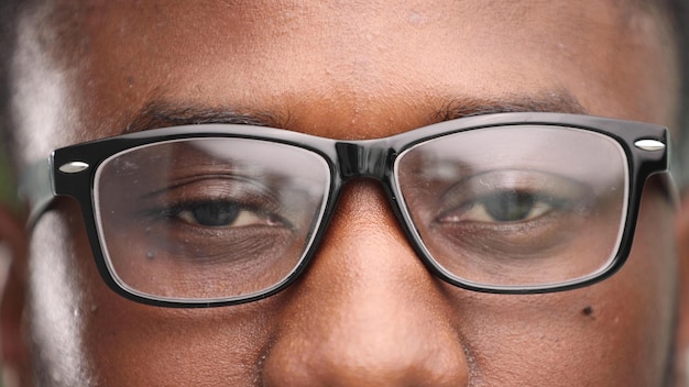 Focus op gesloten ogen van Afro-Amerikaanse man met bril