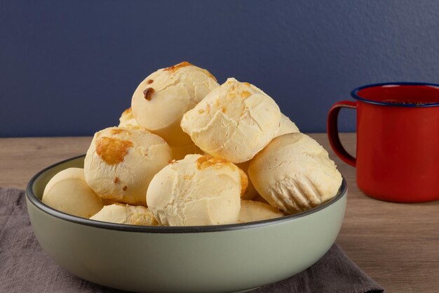 Focus op heerlijk kaasbrood pao de queijo in een groene kom