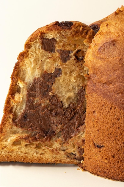 Focus op plakje panettone gevuld met chocolade