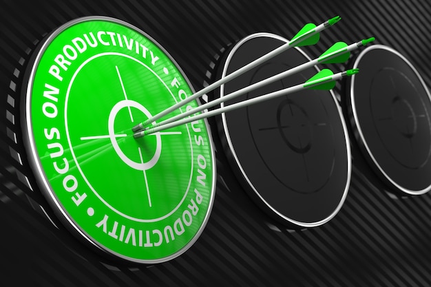 Focus op productiviteitsslogan. Drie pijlen raken het midden van groene doel op zwarte achtergrond.