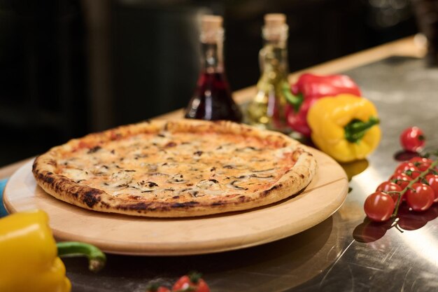 Focus op rond houten bord met hete smakelijke vegetarische pizza