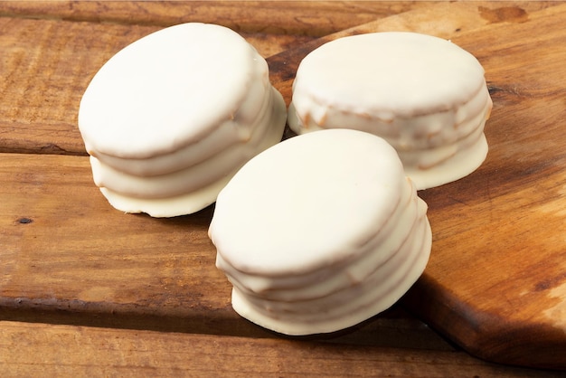 Focus op witte chocolade alfajor op tafel