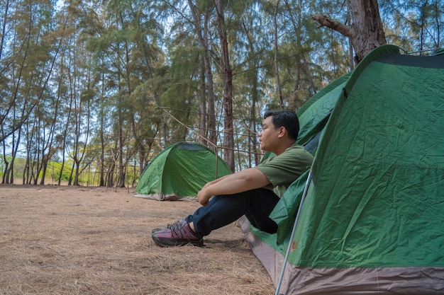 Foto focus padvinder zet een tent in het bos kamp in de tent toerist zet een tent op de camping