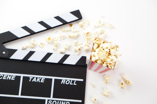 ポップコーンとブラーのフォーカス クラッパーボードまたは映画スレート 黒い色 映画業界 ビデオ制作