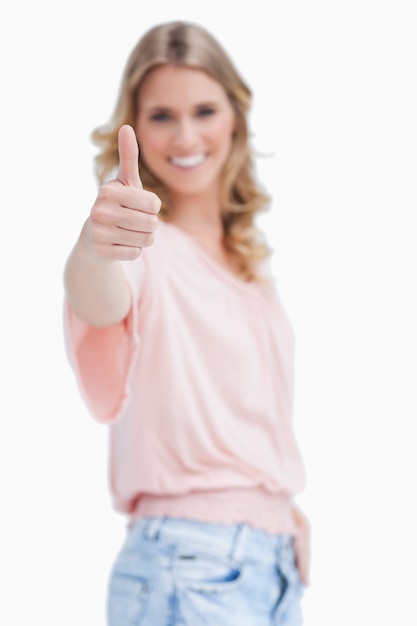 Focus shot van een vrouw met haar duim omhoog