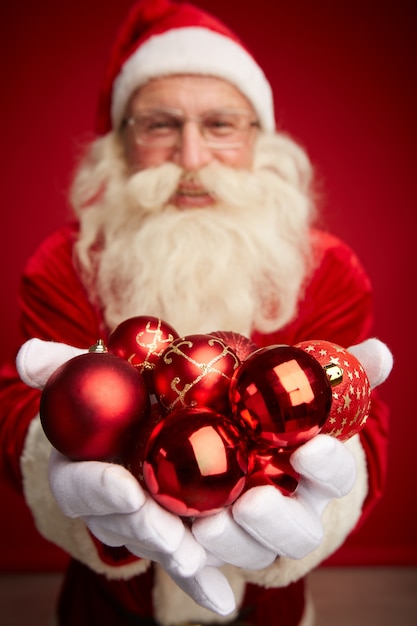 Foto concentrarsi giocattoli di babbo natale di palma