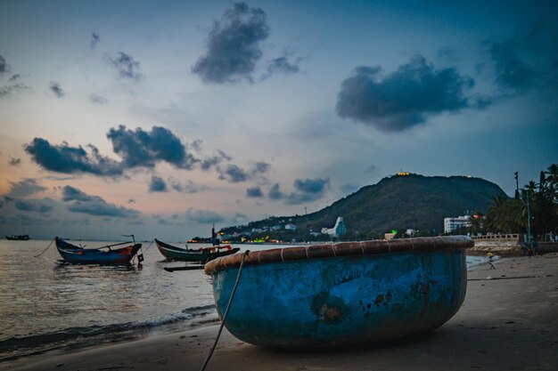 Focus traditionele Vietnamese boten op het strand met prachtige zonsondergang in de stad Vung Tau