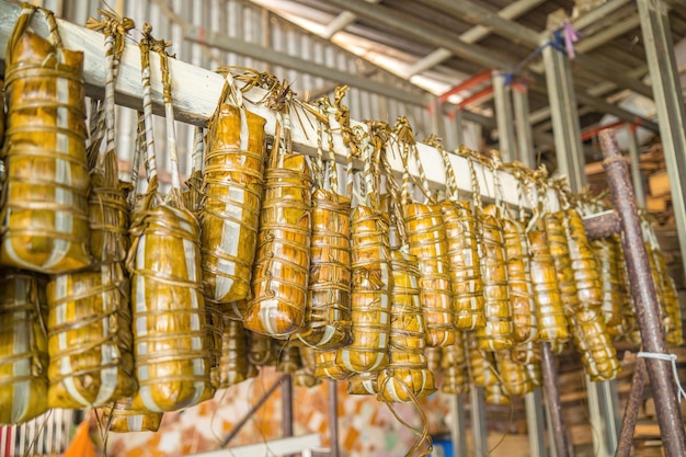 Focus Vietnamese Sticky Rice Cake tet cake hangt in de schappen na hardgekookt Vietnamees traditioneel nieuwjaarsvoedsel het belangrijkste voedsel van Vietnamees nieuw maanjaar Tet