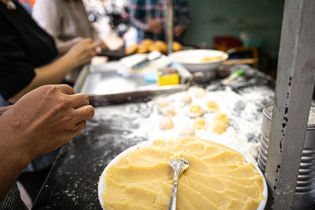 Focus vrouw hand kneden deeg voor Vietnamese holle donut Ze zijn gemaakt van rijstmeel water