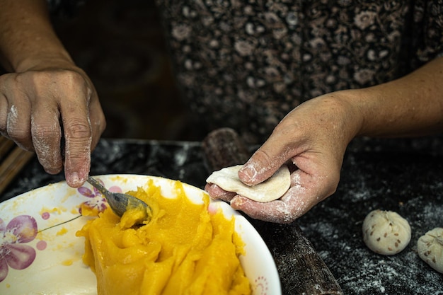 Focus vrouw hand kneden deeg voor Vietnamese holle donut Ze zijn gemaakt van rijstmeel water