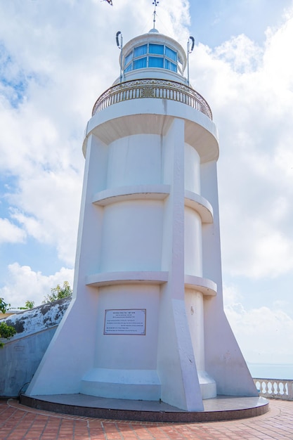 Focus witte vuurtoren in Vung Tau De meest bezochte toeristische locatie in de stad Vung Tau en de beroemde vuurtoren vastgelegd met blauwe lucht en wolken