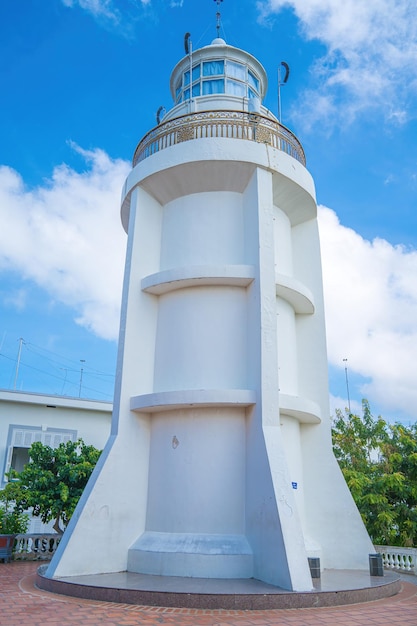 Focus witte vuurtoren in Vung Tau De meest bezochte toeristische locatie in de stad Vung Tau en de beroemde vuurtoren vastgelegd met blauwe lucht en wolken