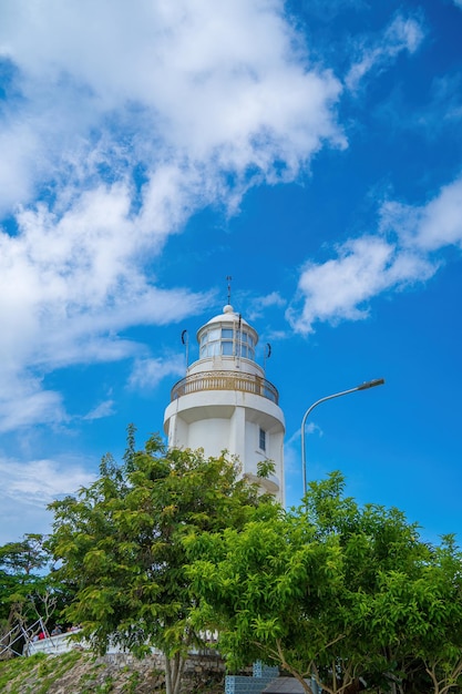 Focus witte vuurtoren in Vung Tau De meest bezochte toeristische locatie in de stad Vung Tau en de beroemde vuurtoren vastgelegd met blauwe lucht en wolken