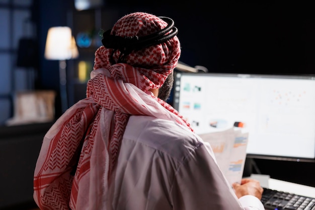 Photo focused arab businessman works at a desk