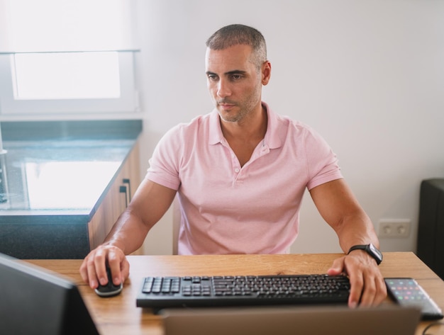 Imprenditore uomo d'affari concentrato con laptop professionista maschio che utilizza il computer seduto a casa