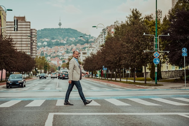 Photo focused businessman in a suit walking in an urban environment. high quality photo