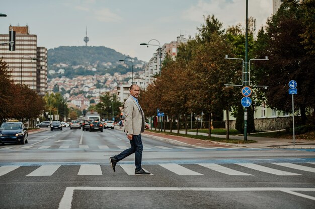 Photo focused businessman in a suit walking in an urban environment. high quality photo