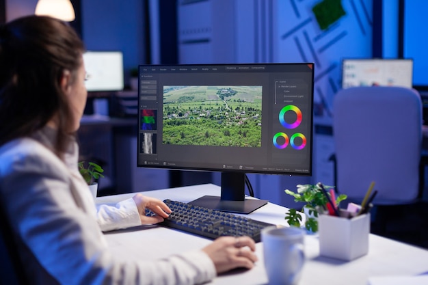 Foto editor mirato ritoccatore che modifica la qualità del colore su un computer professionale