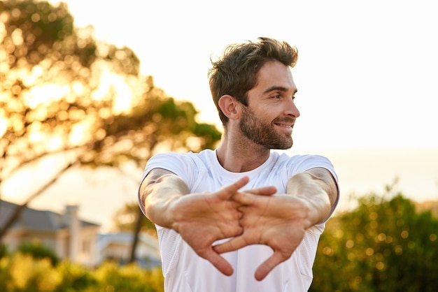 Foto incentrato sul fitness colpo di un uomo che si allunga prima di una corsa