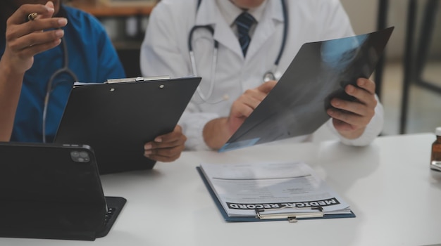Фото Сосредоточенные взрослые врач-мужчина и медсестра смотрят на экран планшета вместе обсуждают анамнез. сконцентрированные разнообразные медицинские работники используют планшетное устройство, занимаясь командным мышлением в больнице
