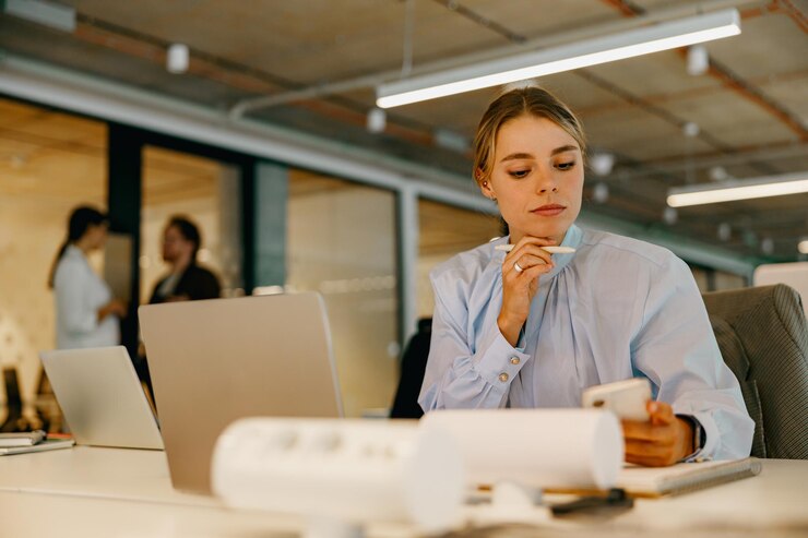 Photo a focused and professional woman engaged in work at a contemporary modern office environment