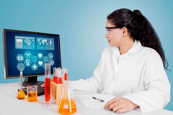 फोटो focused scientist working in laboratory