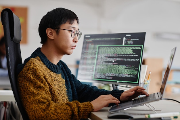 Сосредоточенный разработчик программного обеспечения, работающий над проектами кодирования