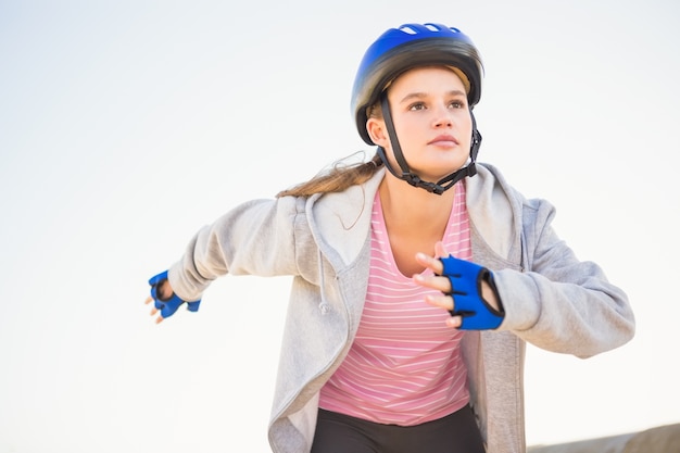 Photo focused sporty blonde skating