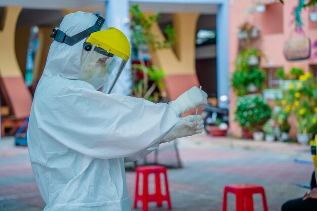 Foto focusscienziato o medico che posiziona un campione sul kit per il test covid tecnico medico che esegue test rapidi e veloci che identificano gli anticorpi per il coronavirus sarscov2 covid1