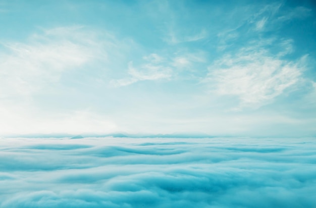 Photo fog and cloud mountain landscape clear air fly fantastic travel blue sky background