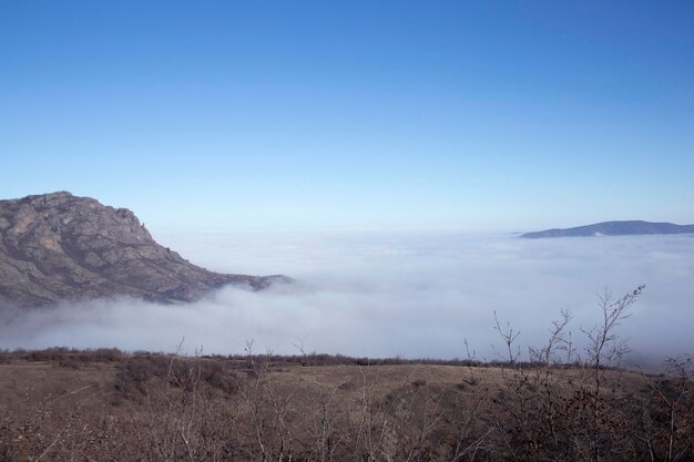 高い山の上の霧と雲