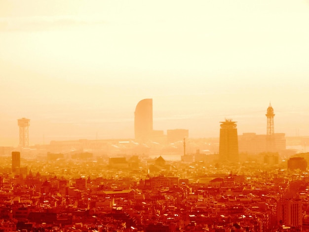 Foto nebbia e fuoco su barcellona